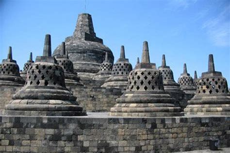 Candi dengan Kisah Mistis & Banyaknya Penampakan