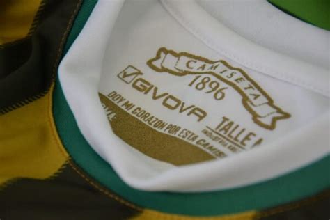 El diseño camo es una representación abstracta del mapa político de la nación. Camiseta alternativa Givova de Banfield 2021
