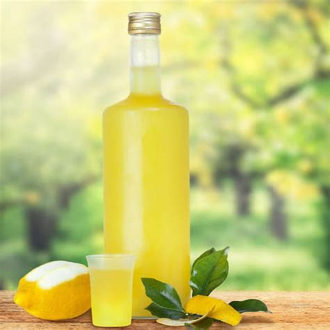 Si ottiene dalla buccia dei limoni lasciati in infusione in alcol alimentare per qualche giorno. Liquori fatti in casa: limoncello, nocino o mirto?