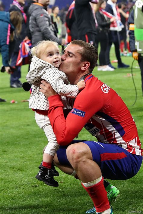 He is married and enjoying his happy married life with his beloved wife erika choperena. Antoine Griezmann : Sa fille Mia, supportrice la plus ...