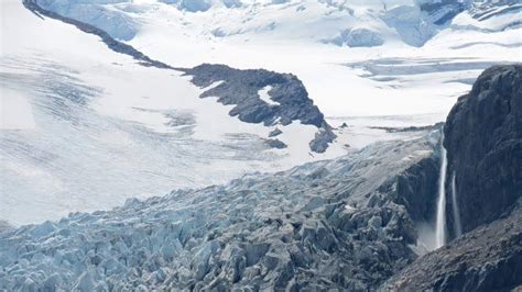 Robson Glacier Near Snowbird Pass Alberta Canada Oc 960x540 R