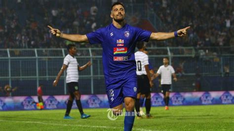 Pelatih persebaya aji santoso menekankan kepada. Hasil Persebaya vs Arema FC di Babak Pertama, Bauman Kartu ...