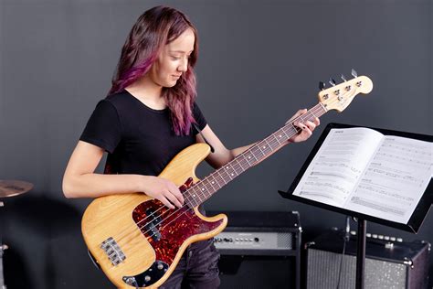 Learn How To Play A Bass Guitar Audiolover