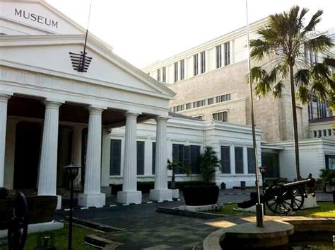 Kecurigaan bermula dari susunan aksara dan angka di tembok rumah yang menjadi sasaran perampok. Tempat Wisata Di Jakarta Dan Sekitarnya Yang Murah