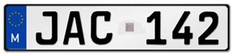 Das schild hat auch einen roten rand. Kennzeichen von Malta