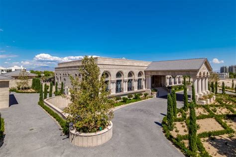 Big bottles for those big moments… i know you can barely see me because my kitchen is bigger than your house. Floyd Mayweather buys $10M mansion in western Las Vegas ...