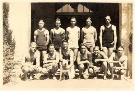 College Swim Team And Mascot 1918 Colección Ch Бультерьер Собаки