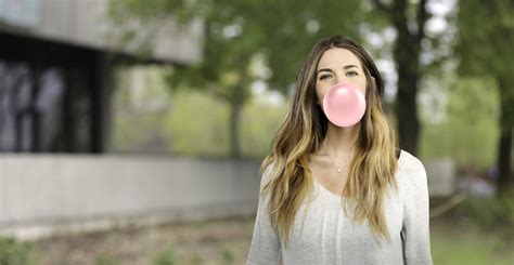 Chewing Gum While Walking Could Keep You Thin