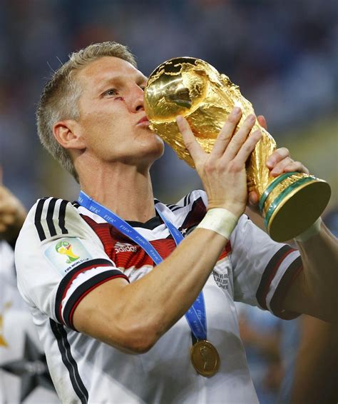 Ein mann wird eine legende. Fußball-WM 2014: Blutkrieger Schweinsteiger macht ganz ...