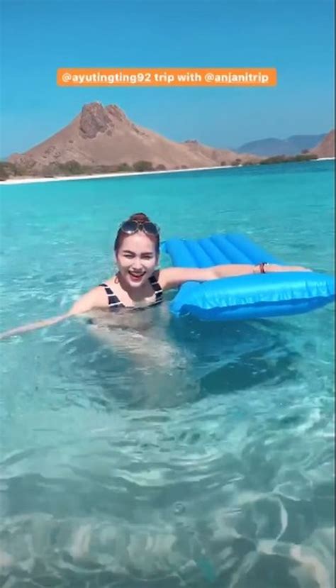 Asyik Berenang Di Pantai Ayu Ting Ting Pede Pakai Bikini Super Seksi Yang Bikin Salfok Stylo