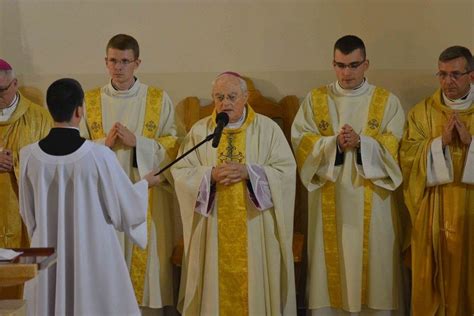 Zapytany jak wyjaśnia rozkwit duchowości w tym miejscu, skoro same objawienia nie są jeszcze uznane przez kościół, arcybiskup odpowiedział: Abp Hoser: jako kapłani jesteśmy nośnikami Bożej łaski ...