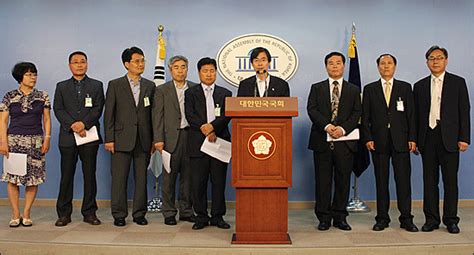 조경태 국민의힘 당 대표 후보가 1일 서울 중구 mbn스튜디오에서 열린 당 대표 후보 토론회에 참석, 방송준비를 하고 있다./성형주 기자. "부마항쟁 기록 폐기 위기...특별법 제정해야" - 오마이뉴스