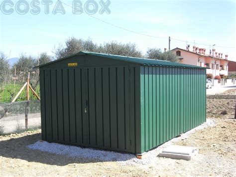 Dimensioni 5000 x 3000 x 2320 (alla porta 1980) Box in lamiera a due spioventi - Costabox