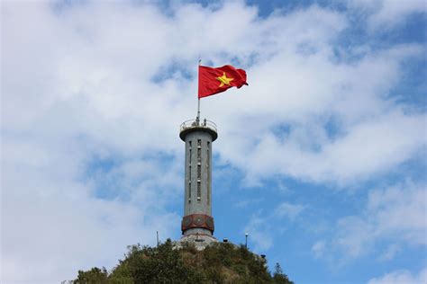 Tuyển malaysia và việt nam sẽ gặp nhau tại trận cầu tới đây trong khuôn khổ bảng g vòng loại world cup 2022 khu vực châu á. Hình ảnh lá cờ Việt Nam tuyệt đẹp - Ảnh Avatar đẹp