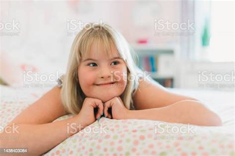 gadis kecil yang cantik dalam gaun bersenangsenang di kamar tidur merah mudanya foto stok
