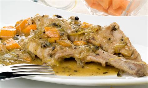 Una de las carnes más saludables que podemos comer según los nutricionistas es la de conejo. Receta de Conejo guisado con boniato - Eva Arguiñano