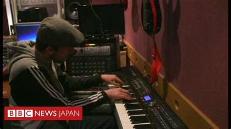 Komene オフィスチェア コンパクト デスクチェア メッシュ 腰痛椅子 ハイバック 事務用椅子 跳ね上げアームレスト パソコンチェア 通気性抜群 昇降機能付. ホームレスから演奏家に 夭折の歌手ワインハウスさんの遺志 ...