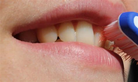 Se brosser les dents après le repas Mauvaise idée