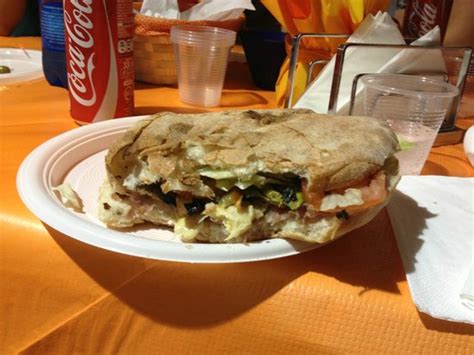 La puccia è il panino pugliese più famoso e si presta a essere farcita in molti modi, specie per la la puccia è il panino più famoso della puglia. Puccia salentina tradizionale - Foto di Puccia Salento ...
