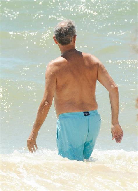 Na rubrica semanal arrebenta a selfie, ana arrebentinha percorre o feed das redes sociais dos famosos e comenta os posts, as fotografias e os vídeos que mais deram que falar, nos últimos dias. Marcelo Rebelo de Sousa de férias no Algarve