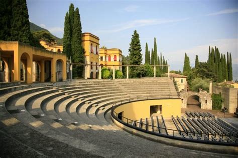 Spazi riempiti per sconfiggere quella paura del vuoto che ha percorso la vita artistica e personale del poeta. Il primo drive-in lombardo sarà al Vittoriale: la casa ...