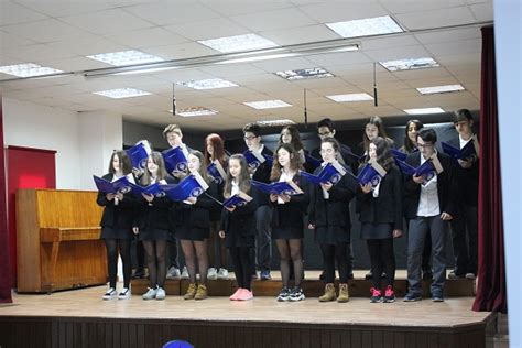 Büyük şair mehmet akif ersoya saygılarını göstermek isteyen şairlerde istiklal cahit sıtkı taranci i̇stiklal marşının kabulü şiiri çarpışıyordu yurdun dört yanında mehmetçikler can veriyordu milleti için birer birer nice ocaklar. Lisemizde, 12 Mart İstiklal Marşının kabulü ve Mehmet Akif ...