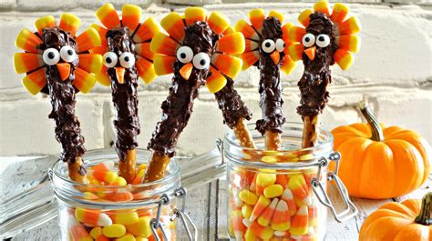 Wrap it around a cookie topped. How To Make Choco Turkey Pretzels | Cute Thanksgiving Desserts