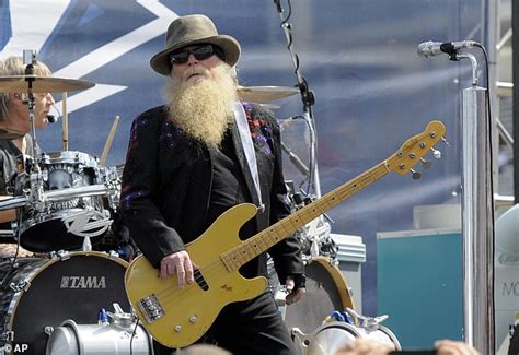 Zz Top Bassist Dusty Hill 72 Struggled During Performance Before His