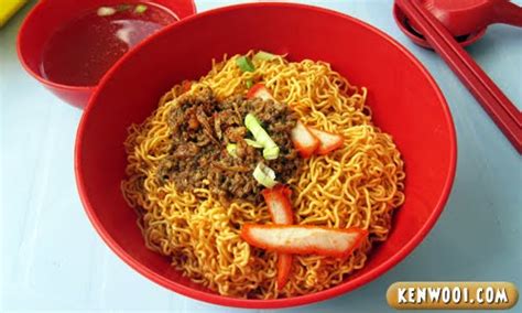 It is basically a noodle dish cooked in a special sauce topped with char siu, minced pork, sometimes fish cakes and spring onions. Kolo Mee, Sarawak Laksa and More Kuching Food - kenwooi.com