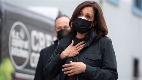 Kamala Harris Called A Nurse On Thanksgiving To Thank Her For Fighting