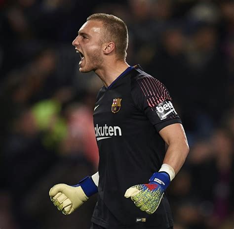 The first dutchman to play for valencia was faas wilkes who spent two years at the club. Fußball: Ter-Stegen-Konkurrent Cillessen wechselt zum FC ...