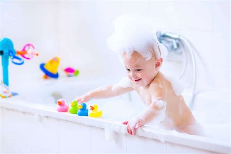 Kebanyakan bak mandi modern dibuat dari akrilik atau serat kaca, namun ada pula yang dibuat dari baja yang dilapisi porselen atau kayu. 10 Rekomendasi Bak Mandi Terbaik untuk Bayi 2020 - CekList.ID