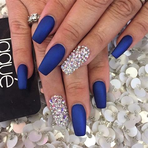 El azul marino en las uñas, realza el carácter profesional de quién lo lleva, enmarcado en las tendencias. Pin de Jakeline Mancipe Lara en Manicuras | Uñas color ...