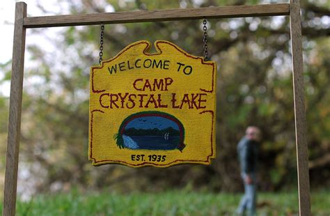 ¿quieres ser un #laker más por la cara? NECA Teases Friday The 13th Camp Crystal Lake Sign Diorama ...