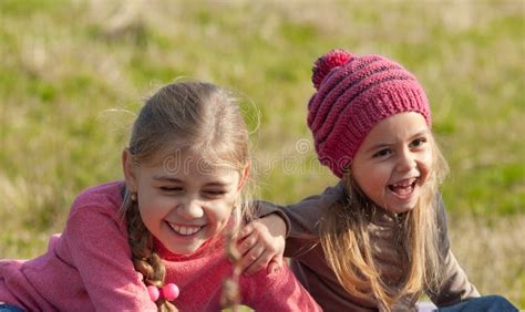 Twee Meisjes Zitten In Een Finse Sauna Stock Afbeelding Image Of Zweet Zorg 119493781