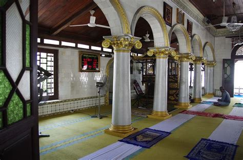 The kampung kling mosque is situated at jalan tukang emas (goldsmith street), also known as harmony street because of its proximity to the sri poyatha moorthi temple and cheng hoon teng temple. Kampong Kling Mosque, Melaka