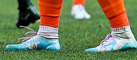 Finde bei sportscheck deine fußballschuhe für rasen, hartplatz oder halle. Wirklich nur ein getarnter Nike Mercurial Superfly? Wir ...