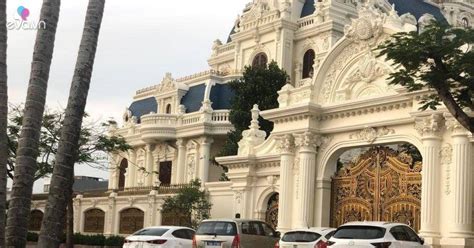 Giá xăng dầu hôm nay 22/6, giá dầu trong phiên giao sáng nay tiếp tục đà tăng do đồng đô la giảm trên thị trường. Đại gia xăng dầu Ngô Văn Phát vừa bị bắt giàu cỡ nào ...
