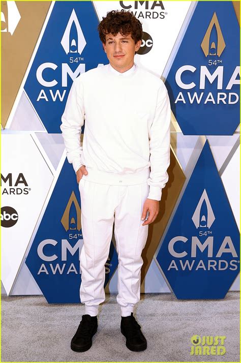 The latest photos of gabby barrett on page 1, news and gossip on celebrities and all the big names in pop culture, tv, movies, entertainment and more. Gabby Barrett Cradles Baby Bump at CMAs 2020 With Hubby ...