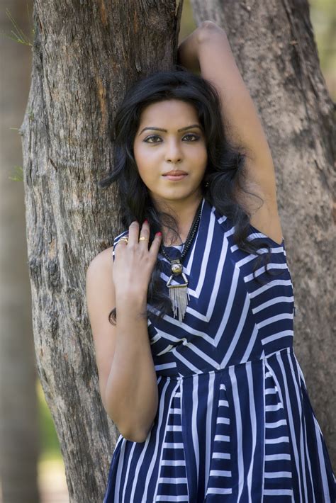Actress bindu madhavi photos in green dress. Actress Jesy Photoshoot Images - TamilNext