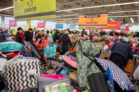 Biedronka w świeciu była otwarta w niedzielę 18 marca, mimo iż w tym dniu obowiązywał zakaz handlu. Biedronka Outlet w Gdańsku już otwarta. Kupimy tu produkty ...