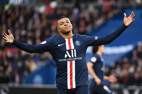Мбаппе килиан (mbappé kylian) футбол нападающий франция 20.12.1998. Video: Mbappé Nutmegs the Life Out of Two Dijon Defenders ...