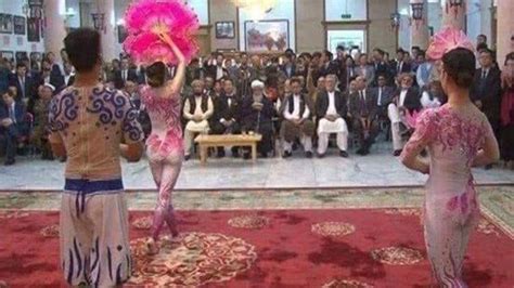 تصویریحضور رهبران جهادی افغان و رقص دختران نیمه‌عریان در مراسم روز