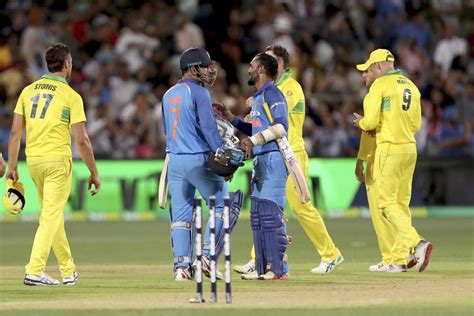 India Vs Australia Kohli Dhoni Power Visitors To 6 Wicket Win In