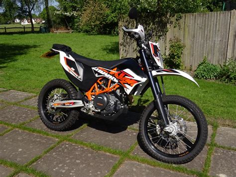 The ktm 690 enduro r was introduced in 2009, differing from the basic 'e' models by having an orange frame, different styling and 20 mm longer suspension travel, thus being 20 mm higher. For sale: 2014 KTM 690 Enduro R