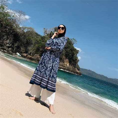 10 Ide OOTD Hijab & Celana Putih ala Selebgram Rizky Amelia