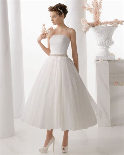 Das kleid kann aus satin, shantung oder seide gefertigt werden. Brautkleider mit langem MIDI: der Glamour der 50er-Jahre ...