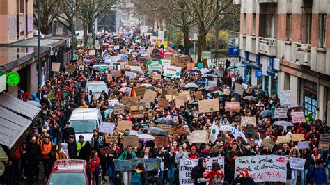 Concernant le pass sanitaire, la direction précise qu'elle a « échangé avec. Manifestation anti pass sanitaire 7 aout 2021 : où ont-elles lieu ? - Breakflip Awé - Vous avez ...