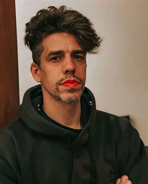 Explore tweets of andré ventura @andrecventura on twitter. Batom vermelho: Homens e mulheres pintam lábios em ...