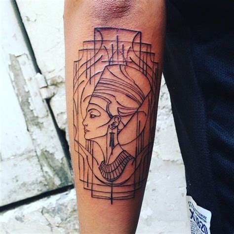 Los tatuajes forman parte de la historia de egipto, se han encontrado momias de hace más de la pirámide son sinónimos de símbolos egipcios, de manera que un tatuaje que contenga una pirámide inmediatamente es reconocido como un tatuaje egipcio. 81 Tatuajes egipcios: símbolos y dibujos